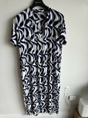 Bel Kazan Navy & White Abstract Print Top